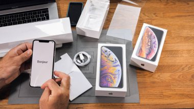 Paris, Fransa - 21 Eylül 2018: Apple fan çocuk unboxing son yeni Apple Iphone Xs Max ve Xs amiral gemisi smartphone cep telefonu modeli Apple bilgisayarlar bonjour Fransız mesaj