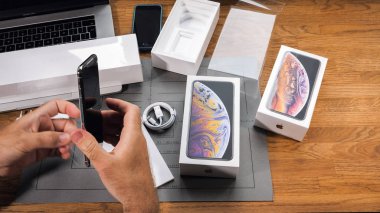 Paris, Fransa - 21 Eylül 2018: Apple fan çocuk unboxing son yeni Apple Iphone Xs Max ve Xs amiral gemisi smartphone cep telefonu modeli Apple bilgisayarlardan plastik film kaldırma