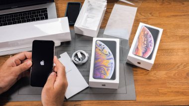 Paris, Fransa - 21 Eylül 2018: Apple fan çocuk unboxing son yeni Apple Iphone Xs Max ve Xs amiral gemisi smartphone cep telefonu modeli Apple bilgisayarlardan önce çalıştıracağınız telefon elma logosu ile