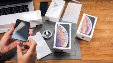 Paris, Fransa - 21 Eylül 2018: Apple fan çocuk unboxing son yeni Apple Iphone Xs Max ve Xs amiral gemisi smartphone cep telefonu modeli Apple bilgisayarlardan plastik film kaldırma