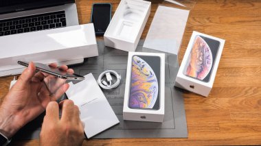 Paris, Fransa - 21 Eylül 2018: Apple fan çocuk unboxing son yeni Apple Iphone Xs Max ve Xs amiral gemisi smartphone cep telefonu modeli Apple bilgisayarlardan plastik film kaldırma