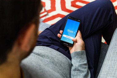 Londra, İngiltere - 21 Eylül, 2018: app uygulama Skype communicator uygulaması seyir büyük Oled retina ekran ve a12 biyonik çip ile yeni Apple iphone Xs kullanan adam 