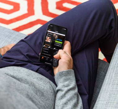 Londra, İngiltere - 21 Eylül, 2018: Amazon Prime Tudors app uygulaması seyir büyük Oled retina ekran ve a12 biyonik çip ile yeni Apple iphone Xs kullanan adam
