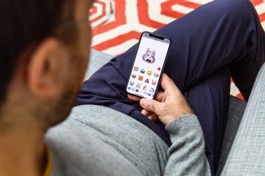 Londra, İngiltere - 21 Eylül, 2018: Apple iPhone Xs büyük Oled retina ekran ve a12 biyonik çip ile yeni uyku tavşan Ar Memoji emoji yüz kullanan adam
