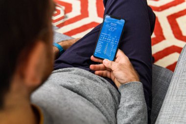 Londra, İngiltere - 21 Eylül, 2018: app uygulama hava app meteo Alicante İspanya seyir büyük Oled retina ekran ve a12 biyonik çip ile yeni Apple iphone Xs kullanan adam