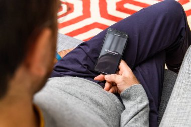 Londra, İngiltere - 21 Eylül, 2018: app uygulaması Washington Post ana ekranda görünen büyük Oled retina ekran ve a12 biyonik çip ile yeni Apple iphone Xs kullanarak adam