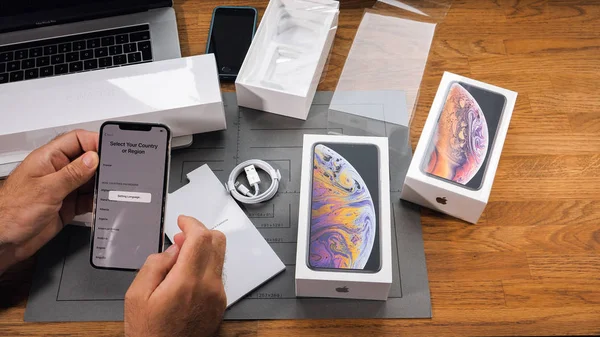 París Francia Septiembre 2018 Apple Fan Boy Unboxing Nuevo Apple —  Fotos de Stock