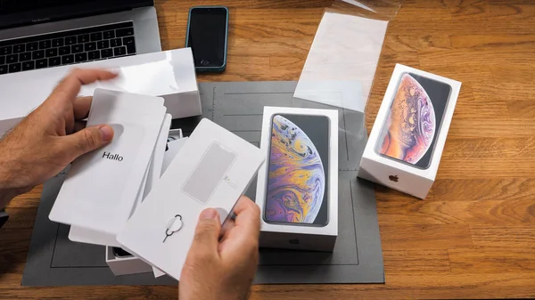 París Francia Septiembre 2018 Apple Fan Boy Unboxing Nuevo Apple —  Fotos de Stock