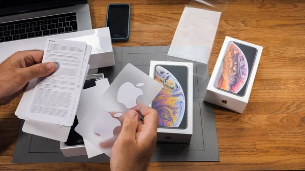 París Francia Septiembre 2018 Apple Fan Boy Unboxing Nuevo Apple — Foto de Stock