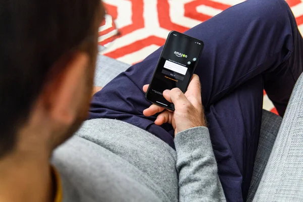 London Großbritannien September 2018 Mann Mit Dem Neuen Apple Iphone — Stockfoto