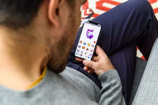 Λονδίνο Ηνωμένο Βασίλειο Σεπ 2018 Άνθρωπος Χρησιμοποιώντας Νέο Memoji Emoji — Φωτογραφία Αρχείου