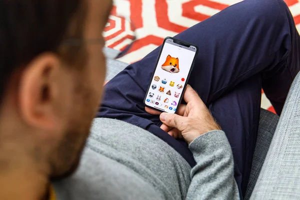 Λονδίνο Ηνωμένο Βασίλειο Σεπ 2018 Άνθρωπος Χρησιμοποιώντας Νέο Fox Memoji — Φωτογραφία Αρχείου
