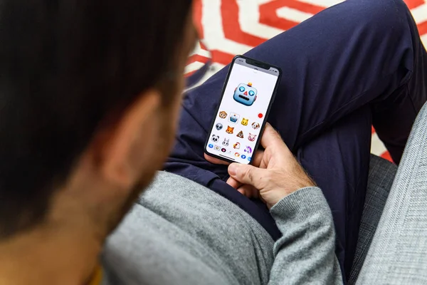 2018年9月21日 人使用新的 Memoji Emoji 表情苹果 Iphone 与巨大的 Oled 视网膜显示和 A12 — 图库照片