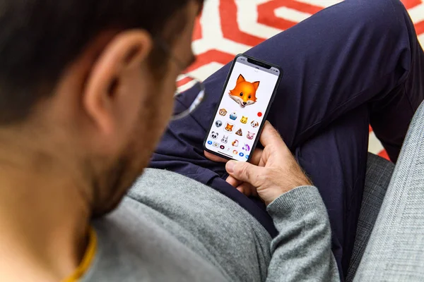 Londra Settembre 2018 Uomo Utilizza Nuovo Simpatico Volto Emoji Memoji — Foto Stock