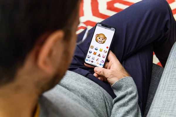 London Sep 2018 Man Using New Memoji Emoji Apple Iphone — Stock Photo, Image