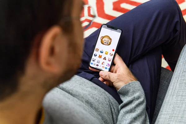 Λονδίνο Ηνωμένο Βασίλειο Σεπ 2018 Άνθρωπος Χρησιμοποιώντας Νέα Emoji Memoji — Φωτογραφία Αρχείου