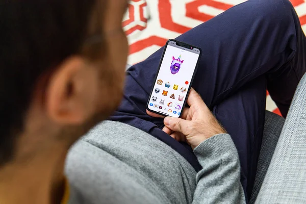 London Sep 2018 Man Using New Memoji Emoji Apple Iphone — Stock Photo, Image