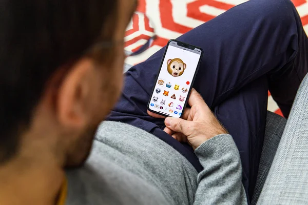 Λονδίνο Ηνωμένο Βασίλειο Σεπ 2018 Άνθρωπος Χρησιμοποιώντας Νέο Wow Memoji — Φωτογραφία Αρχείου