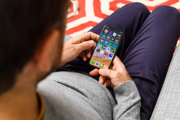 Λονδίνο Ηνωμένο Βασίλειο Σεπ 2018 Άνθρωπος Χρησιμοποιώντας Νέο Apple Iphone — Φωτογραφία Αρχείου
