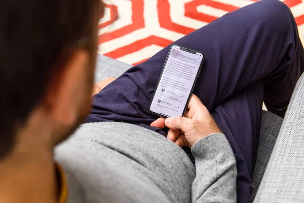 London Großbritannien September 2018 Mann Mit Dem Neuen Apple Iphone — Stockfoto