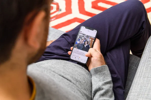 London Sep 2018 Man Using New Apple Iphone Immense Oled — Stock Photo, Image