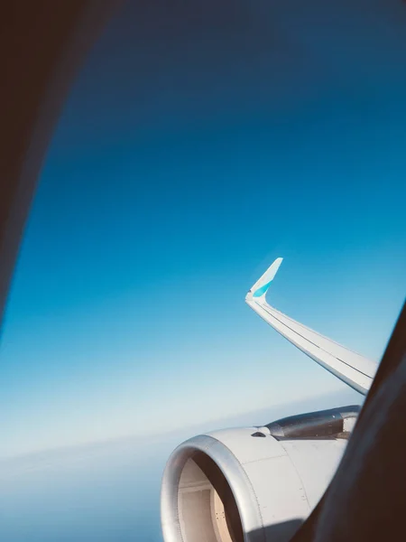 Blick Aus Dem Fenster Einer Flugzeugturbine Flug Hoch Über Wolken — Stockfoto