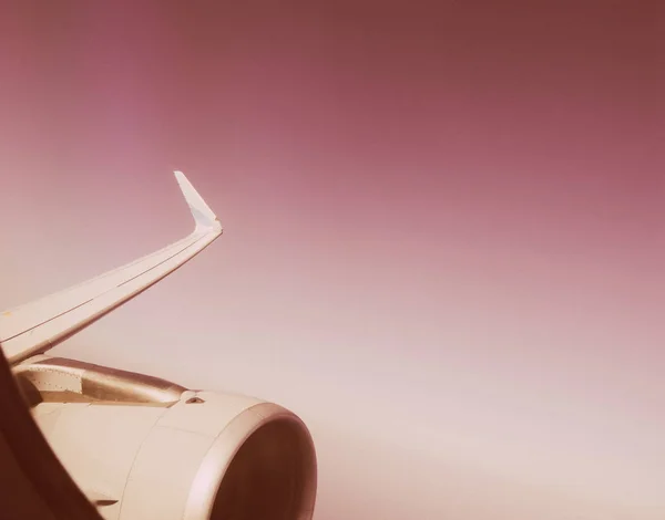Вид Окна Самолетной Турбины Полете Высоко Над Облаками Солнечном Свете — стоковое фото