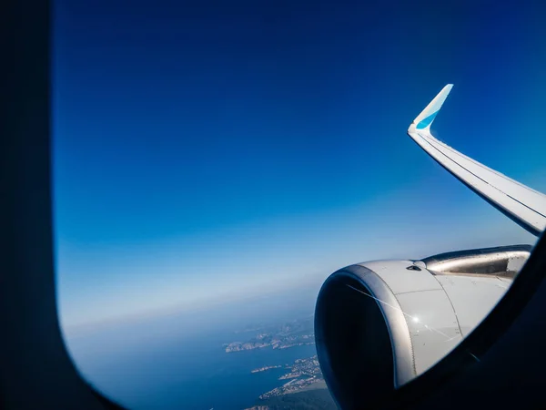 Blick Aus Dem Fenster Der Flugzeugturbine Flug Hoch Über Wolken — Stockfoto