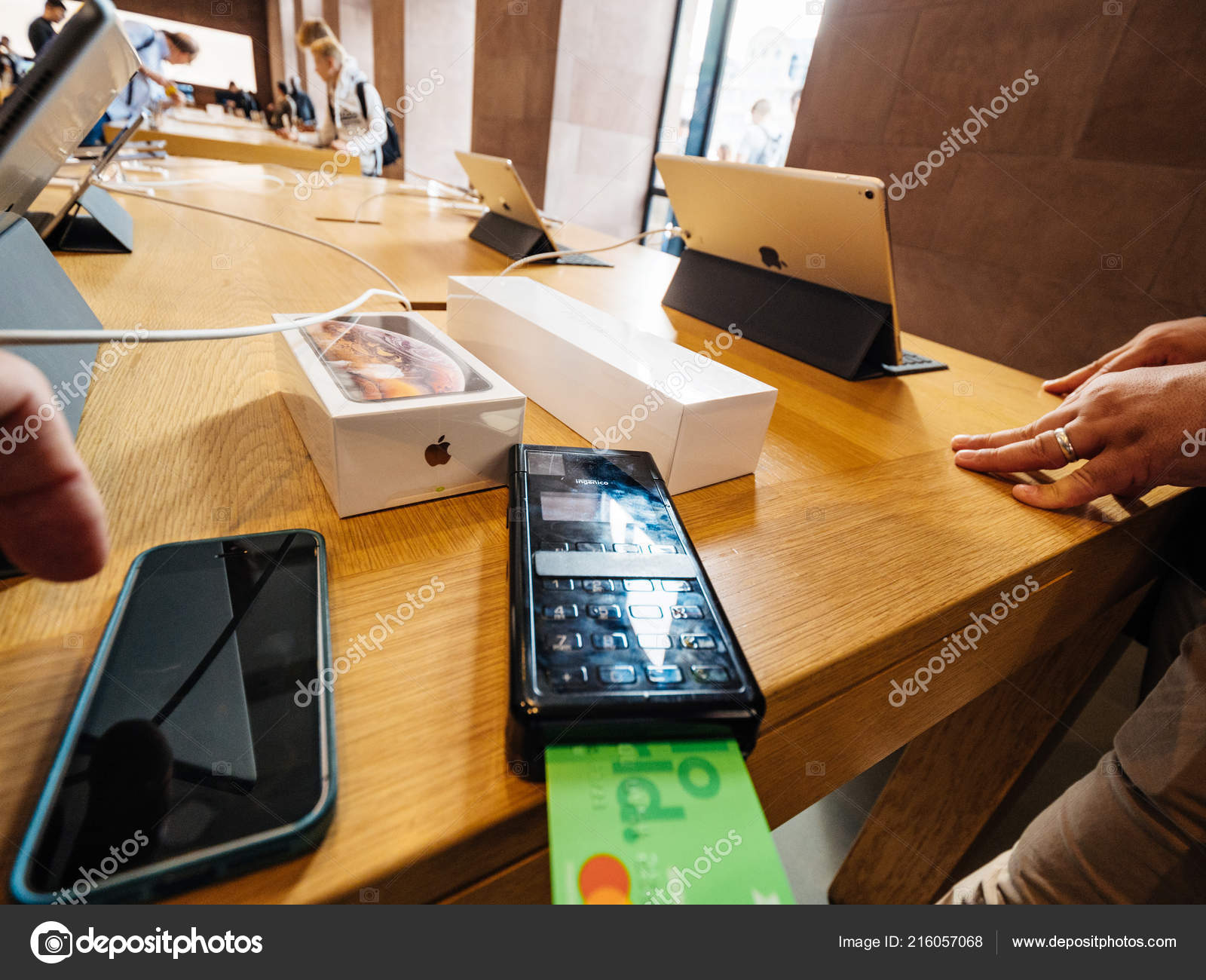 Strasbourg France Sep 2018 Pov Client Payant Intérieur Apple