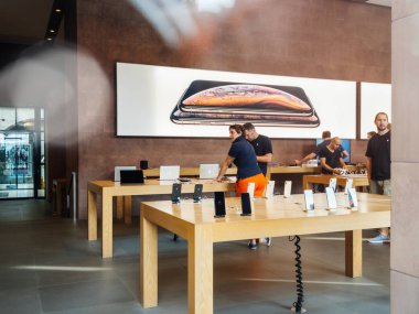 Strasbourg, Fransa - 21 Eylül, 2018: Apple Store yeni en son iphone Xs ve Xs Max ön sipariş Xr ve seyretmek Serisi 4 giyilebilir - sırasından cadde görünümü için hayran içinde satın müşteriler insanlarla