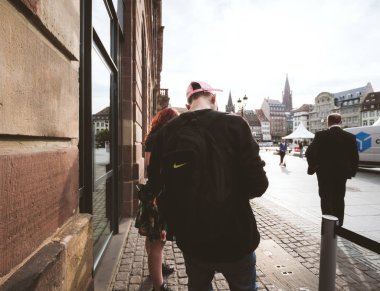 Strasbourg, Fransa - 21 Eylül, 2018: Arkadan görünüş için yeni en son iphone Xs ve Xs Max ön sipariş Xr ve seyretmek Serisi 4 takılabilir için bekleyen müşterinin önünde Apple Store