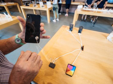 Strasbourg, Fransa - 21 Eylül, 2018: Apple Store erkek müşteri üst düzey kişilerle yeni en son iphone Xs ve Xs Max ön sipariş Xr ve seyretmek Serisi 4 takılabilir için hayran satın alma