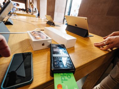 Strasbourg, Fransa - 21 Eylül, 2018: Müşteri elma stok içinde en son iphone Xs ve Xs Max ve seyretmek Serisi 4 takılabilir için ödeme Pov 