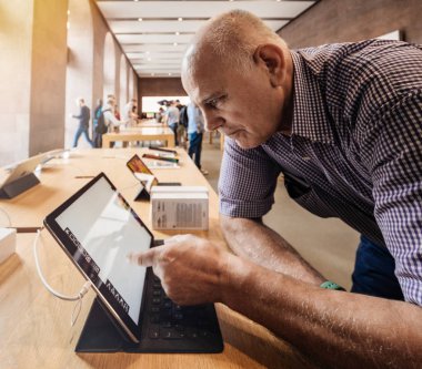 Strasbourg, Fransa - 21 Eylül, 2018: en son iphone Xr ve seyretmek Serisi 4 takılabilir için Xs ve Xs Max ön sipariş ipad Pro sonraki iki kutu hayran Apple Store test komuta sizde