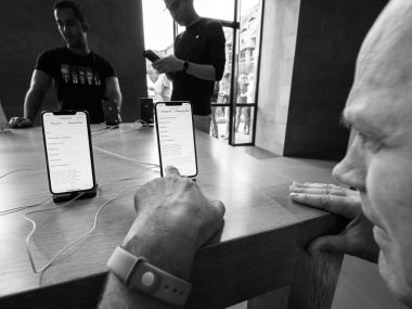 Strasbourg, Fransa - 21 Eylül, 2018: Yeni en son iphone Xs ve Xs Max ön sipariş Xr ve seyretmek Serisi 4 giyilebilir siyah ve beyaz için hayran karar komuta sizde Apple Store Close-up