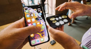 Strasbourg, Fransa - 21 Eylül, 2018: Genç ve üst düzey eller erkekler elma stok içinde yeni en son iphone Xs ve Xs Max ön sipariş Xr ve seyretmek Serisi 4 giyilebilir için hayran test