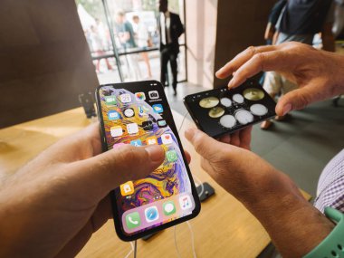 Strasbourg, Fransa - 21 Eylül, 2018: Genç ve üst düzey eller erkekler elma stok içinde yeni en son iphone Xs ve Xs Max ön sipariş Xr ve seyretmek Serisi 4 giyilebilir için hayran test