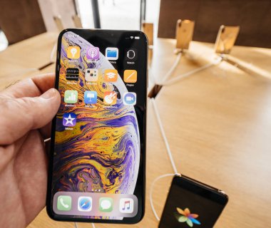 Strasbourg, Fransa - 21 Eylül, 2018: Apple Store yeni smartphone ile yeni en son iphone Xs ve Xs Max ön sipariş Xr ve seyretmek Serisi 4 takılabilir için hayran satın müşteriler insanlar, Pov