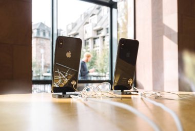 Strasbourg, Fransa - 21 Eylül, 2018: Yeni siyah akıllı telefonlar Apple Store en son iphone Xr ve seyretmek Serisi 4 takılabilir için Xs ve Xs Max ön sipariş için sırada bekleyen müşteriler insanlarla