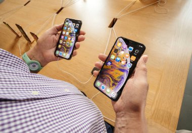 Strasbourg, Fransa - 21 Eylül, 2018: Komuta sizde Pov karşılaştırmak Apple Store yeni telefonlar üzerinde ana ekranda hayran yeni en son iphone Xs ve Xs Max ön sipariş Xr için tüm apps uygulamaları