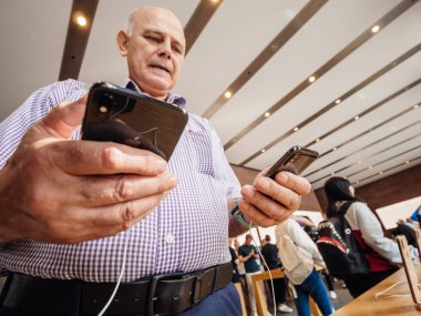 Strasbourg, Fransa - 21 Eylül, 2018: Apple Store ahppy kıdemli erkek müşteri ile karşılaştırmak yeni en son iphone Xs ve Xs Max ön sipariş Xr ve seyretmek Serisi 4 giyilebilir için hayran satın alma