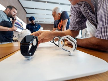 Strasbourg, Fransa - 21 Eylül, 2018: Bir grup insan yeni son Apple Watch serisi 4 takılabilir hayran Apple Store satın almak