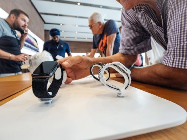 Strasbourg, Fransa - 21 Eylül, 2018: Grup Apple Store yeni son Apple Watch serisi 4 takılabilir ile arka planda işlem gerçekleştirme üstün yetenek hayran satın alma insan