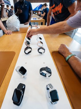 Strasbourg, Fransa - 21 Eylül, 2018: Abovew yeni en son iphone Xs ve Xs Max preorder Xr ve seyretmek Serisi 4 takılabilir için hayran satın müşteriler insanlarla Apple Store stand görünümünden