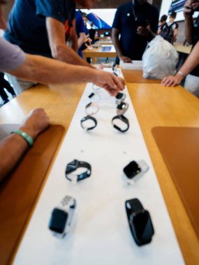 Strasbourg, Fransa - 21 Eylül, 2018: Kıdemli El adam el Apple Store ve yeni en son Apple Watch serisi 4 giyilebilir smartwatch hayran diğer müşteriler