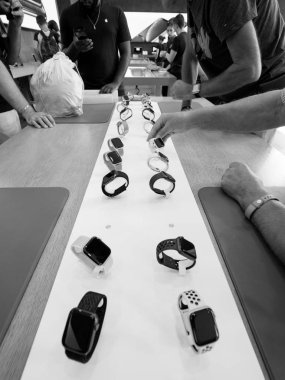 Strasbourg, Fransa - 21 Eylül, 2018: siyah beyaz görüntü Apple Store yeni son seyretmek Serisi 4 giyilebilir smartwatch hayran satın müşteriler insanlar ile 