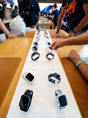Strasbourg, Fransa - 21 Eylül, 2018: el üst düzey adamın altın dokunmadan yeni Apple Watch serisi 4 Apple Store başlatmak gün sırasında
