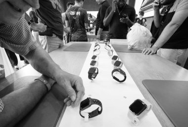 Strasbourg, Fransa - 21 Eylül, 2018: meraklı komuta sizde müşteriler siluetleri arka plan siyah ve beyaz ile Apple Store Nike Apple Watch serisi 4 Gps Lte smartwatch test