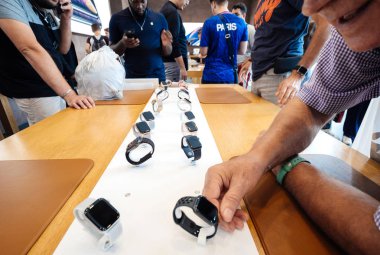 Strasbourg, Fransa - 21 Eylül, 2018: Yan görünüm içinde geçmiş müşteriler siluetleri ile Apple Store Nike Apple Watch serisi 4 Gps Lte smartwatch test merak komuta sizde