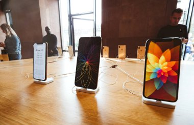 Strasbourg, Fransa - 21 Eylül, 2018: Satır Apple Store yeni iPhone'lar Yeni en son iphone Xs ve Xs Max preorder Xr ve seyretmek Serisi 4 takılabilir için hayran satın müşteriler insanlarla